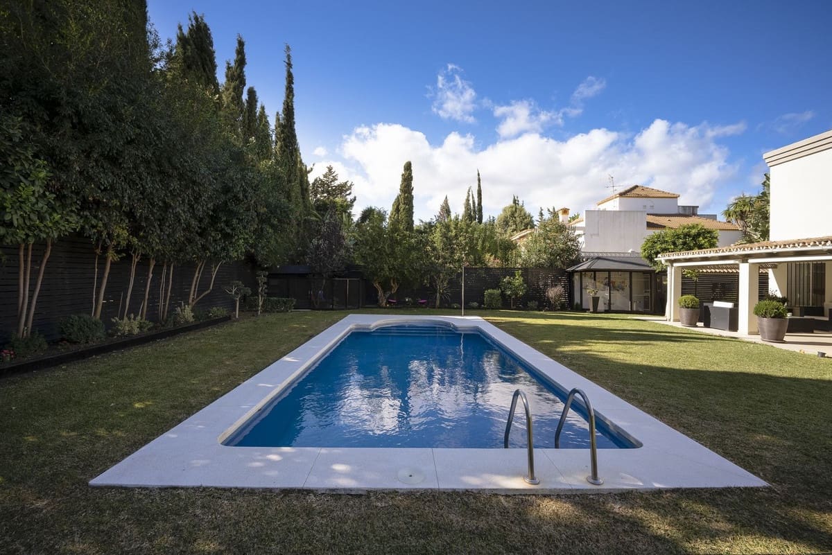 5 bedroom Villa for sale in Nueva Andalucia with pool garage - € 2,300,000 (Ref: 7546150)