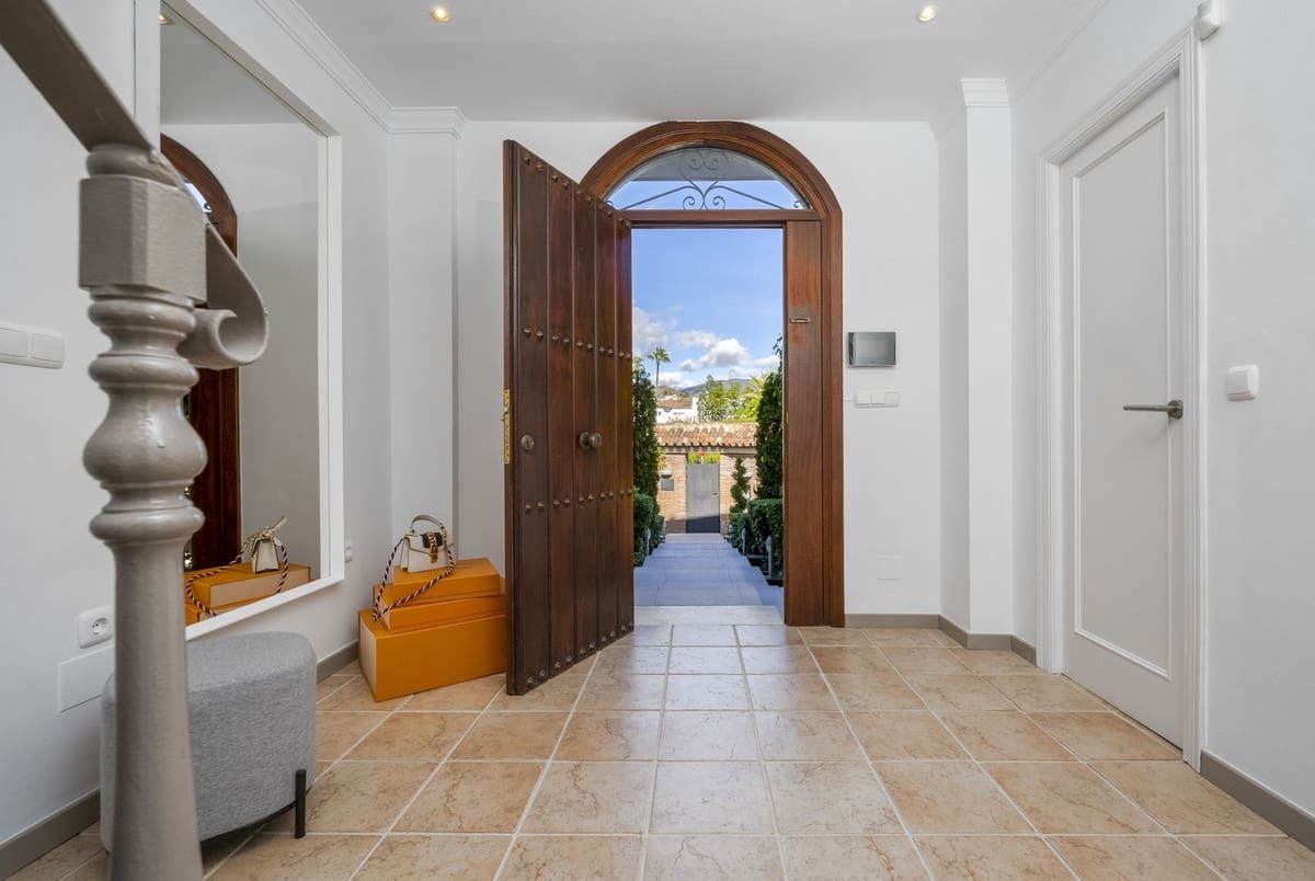 5 bedroom Villa for sale in Nueva Andalucia with pool garage - € 2,300,000 (Ref: 7546150)