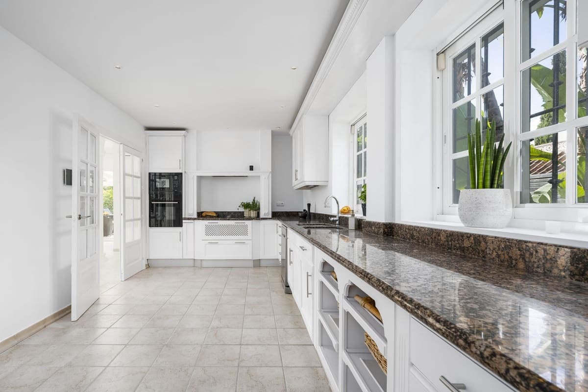 5 soveværelse Villa til salg i Nueva Andalucia med swimmingpool garage - € 2.300.000 (Ref: 7546150)