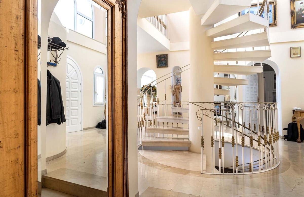 9 soverom Villa til salgs i La Cala de Mijas med svømmebasseng garasje - € 2 249 000 (Ref: 7546162)