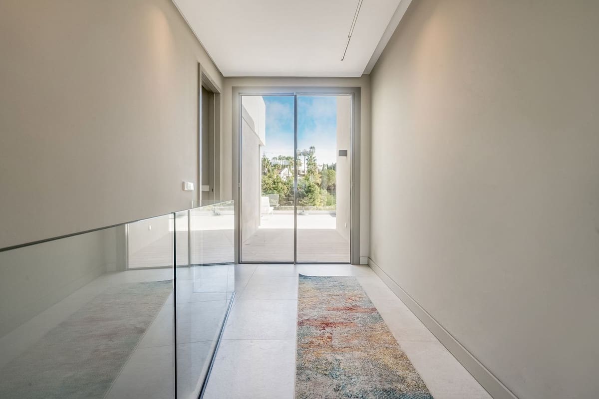 5 soverom Villa til salgs i Nueva Andalucia med svømmebasseng garasje - € 4 100 000 (Ref: 7546176)