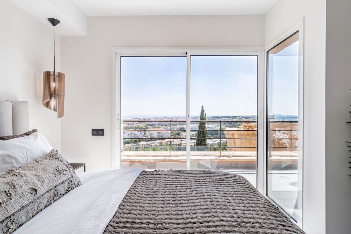 Apartamento de 3 habitaciones en Nueva Andalucia en venta con piscina garaje - 899.000 € (Ref: 7546180)
