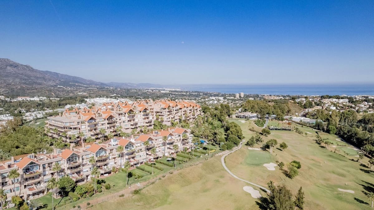 Apartamento de 3 habitaciones en Nueva Andalucia en venta con piscina garaje - 899.000 € (Ref: 7546180)