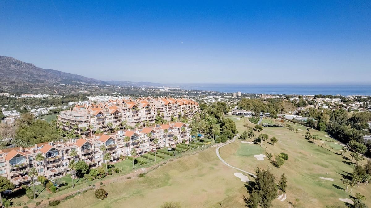 Apartamento de 3 habitaciones en Nueva Andalucia en venta con piscina garaje - 899.000 € (Ref: 7546180)