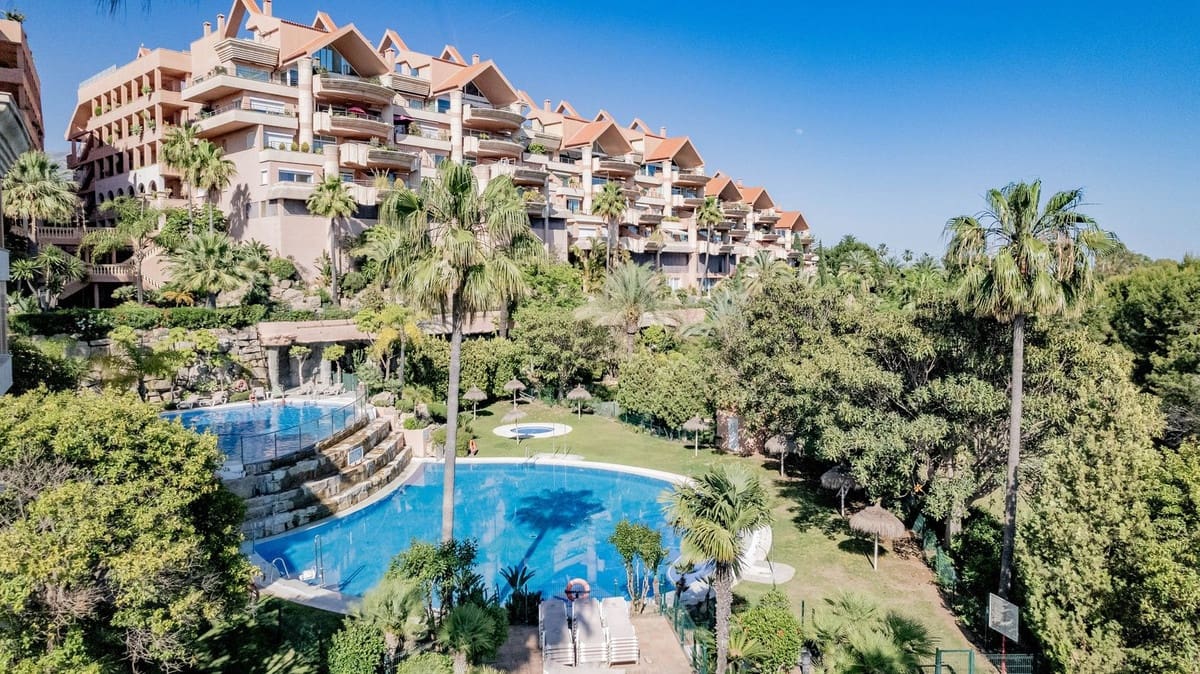Apartamento de 3 habitaciones en Nueva Andalucia en venta con piscina garaje - 899.000 € (Ref: 7546180)