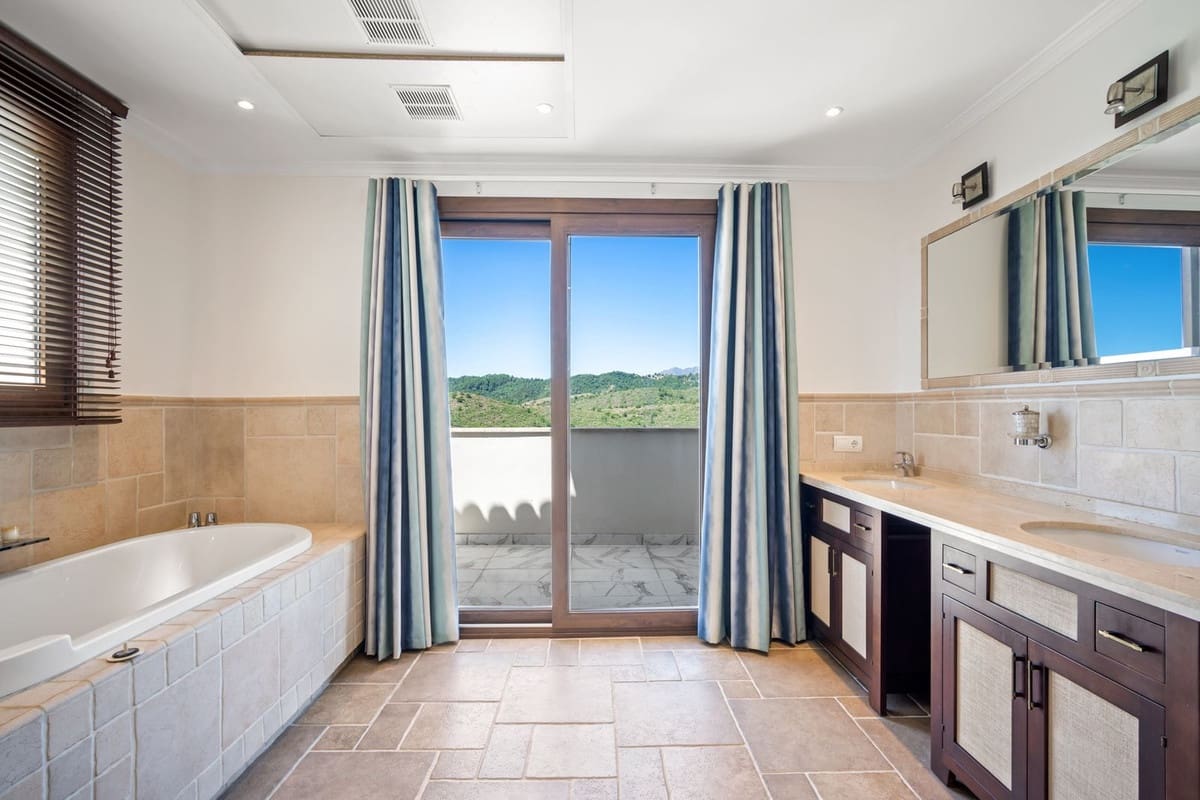 6 sypialnia Willa na sprzedaż w Benahavis z basenem garażem - 2 750 000 € (Ref: 7582575)