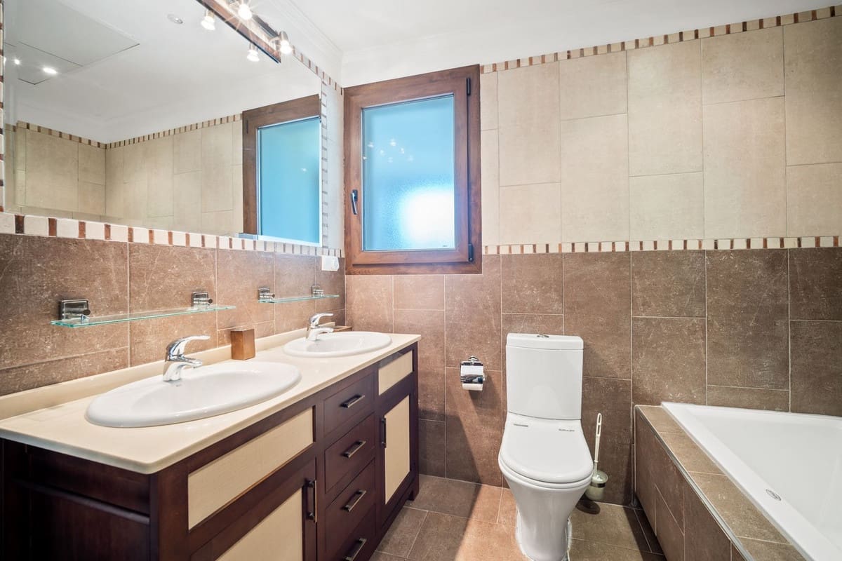 6 sypialnia Willa na sprzedaż w Benahavis z basenem garażem - 2 750 000 € (Ref: 7582575)