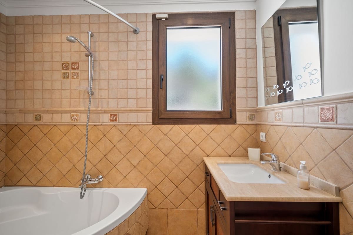 6 sypialnia Willa na sprzedaż w Benahavis z basenem garażem - 2 750 000 € (Ref: 7582575)