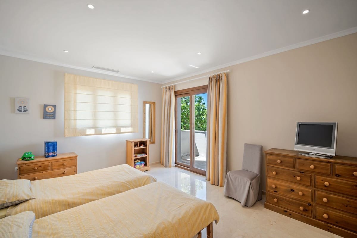 6 bedroom Villa for sale in Benahavis with pool garage - € 2,750,000 (Ref: 7582575)