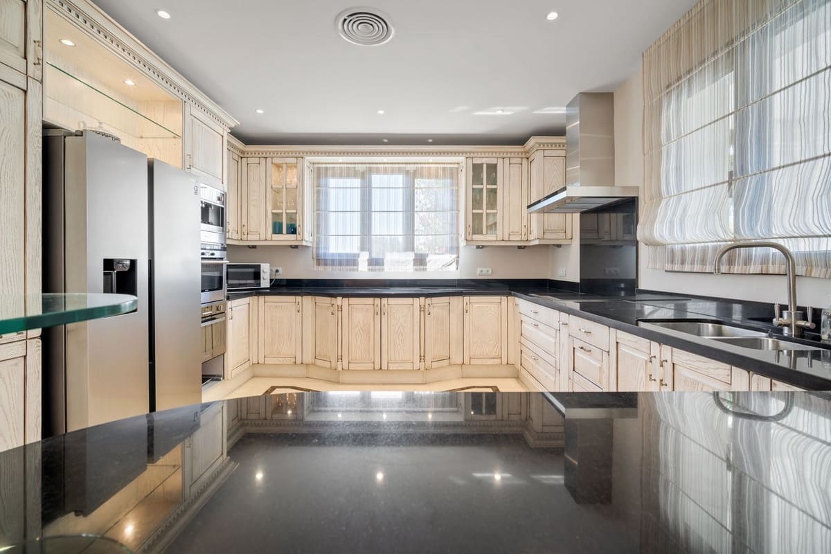 6 bedroom Villa for sale in Benahavis with pool garage - € 2,750,000 (Ref: 7582575)
