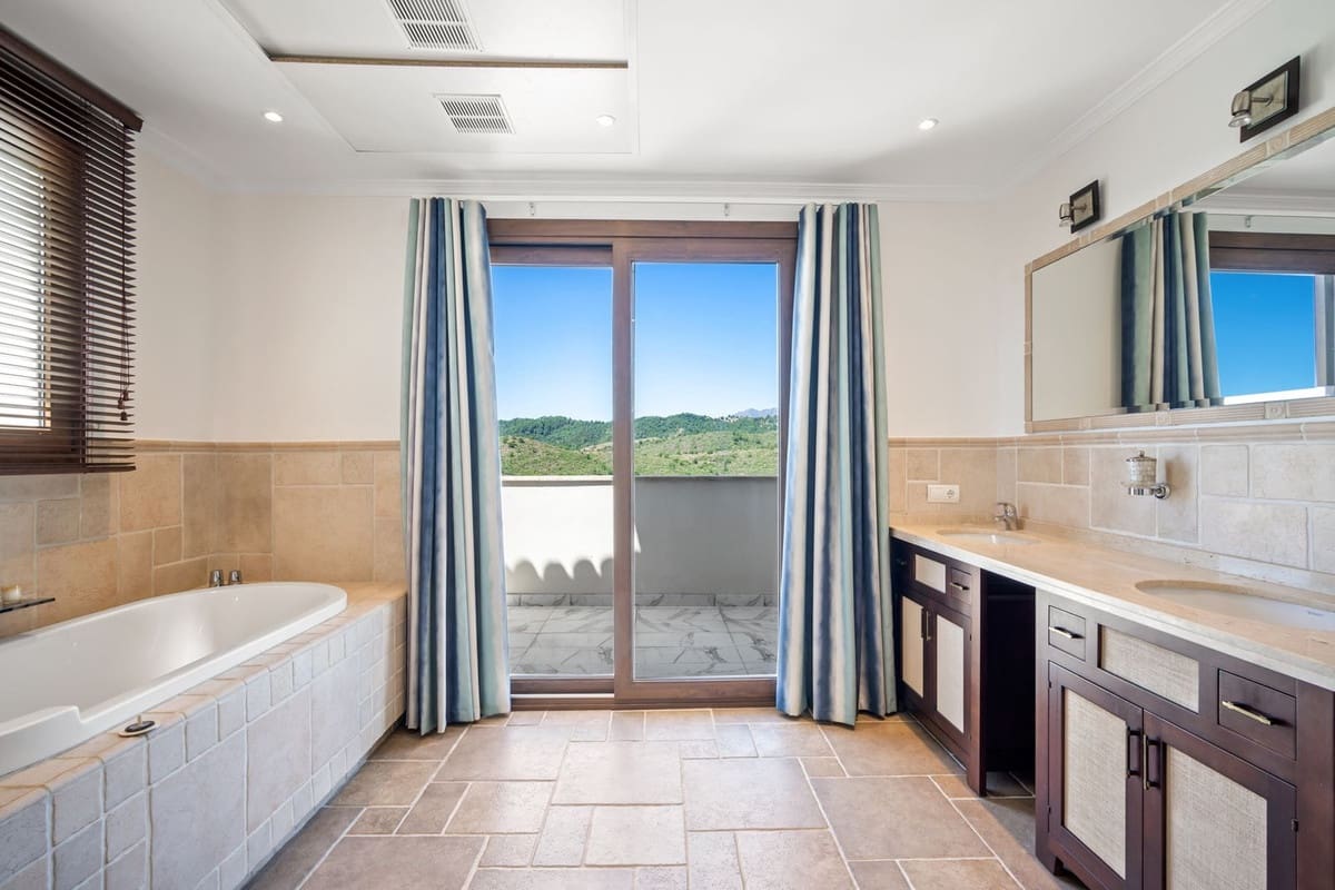 6 bedroom Villa for sale in Benahavis with pool garage - € 2,750,000 (Ref: 7582575)