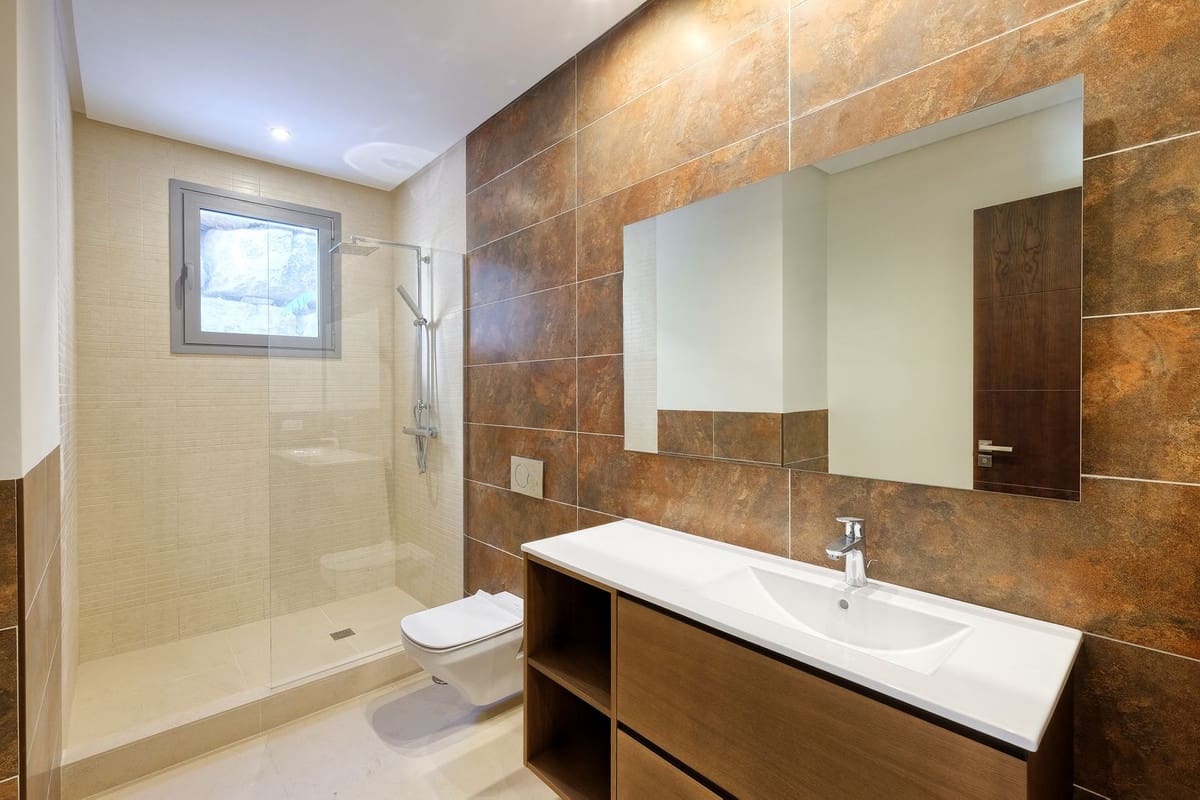 4 quarto Moradia para venda em Benahavis com piscina garagem - 1 900 000 € (Ref: 7582577)