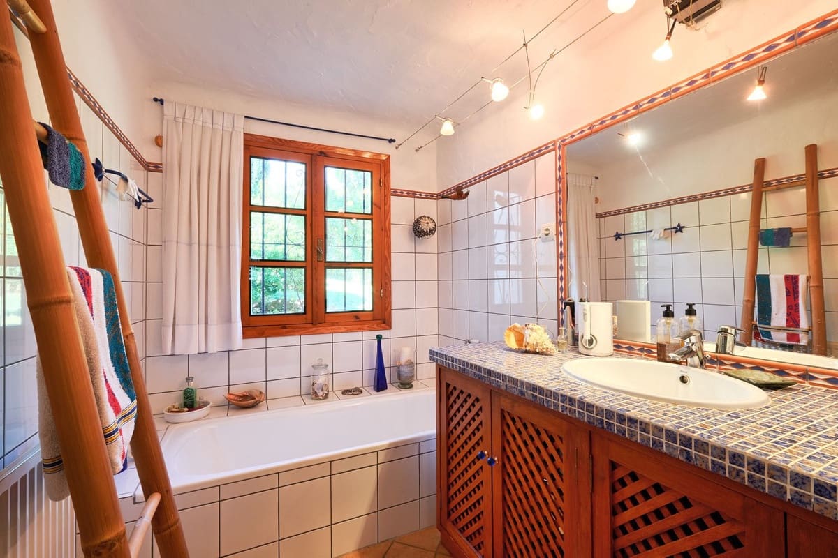 2 soveværelse Villa til salg i Estepona med swimmingpool garage - € 695.000 (Ref: 7921798)