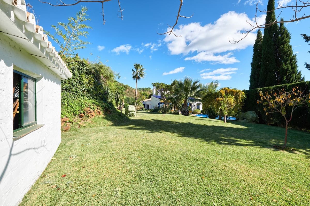 2 bedroom Villa for sale in Estepona with pool garage - € 695,000 (Ref: 7921798)
