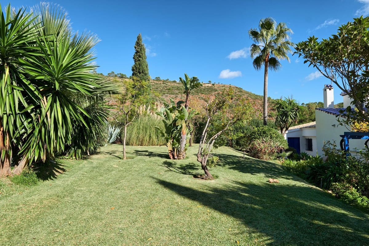 2 bedroom Villa for sale in Estepona with pool garage - € 695,000 (Ref: 7921798)
