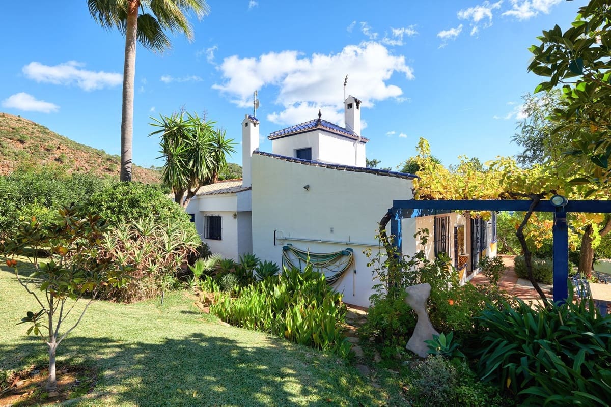 2 bedroom Villa for sale in Estepona with pool garage - € 695,000 (Ref: 7921798)