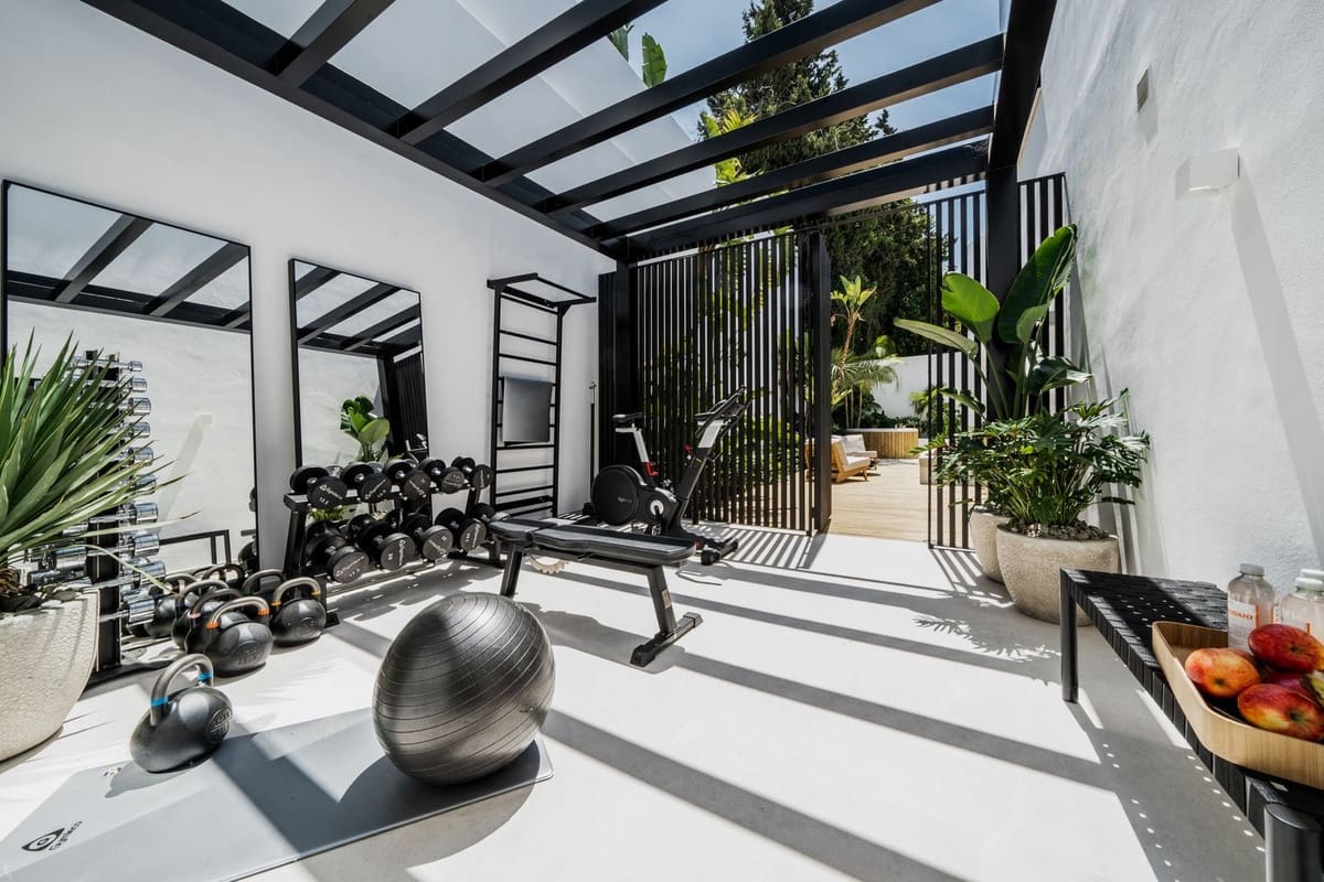 4 soveværelse Villa til salg i Nueva Andalucia med swimmingpool garage - € 2.995.000 (Ref: 7921803)