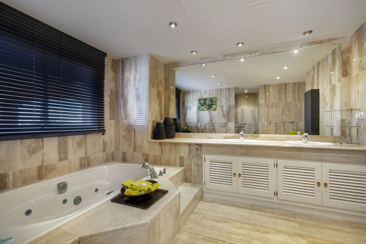 4 sovrum Villa till salu i La Quinta med pool garage - 2 650 000 € (Ref: 7921804)