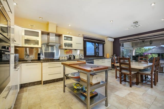 4 sypialnia Willa na sprzedaż w La Quinta, Benahavís z basenem garażem - 2 650 000 € (Ref: 7921804)