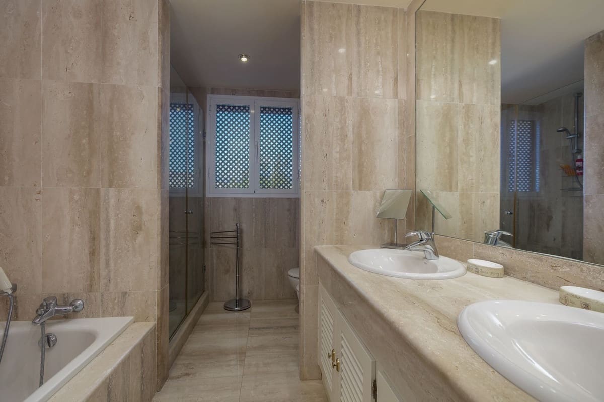 4 sovrum Villa till salu i La Quinta med pool garage - 2 650 000 € (Ref: 7921804)