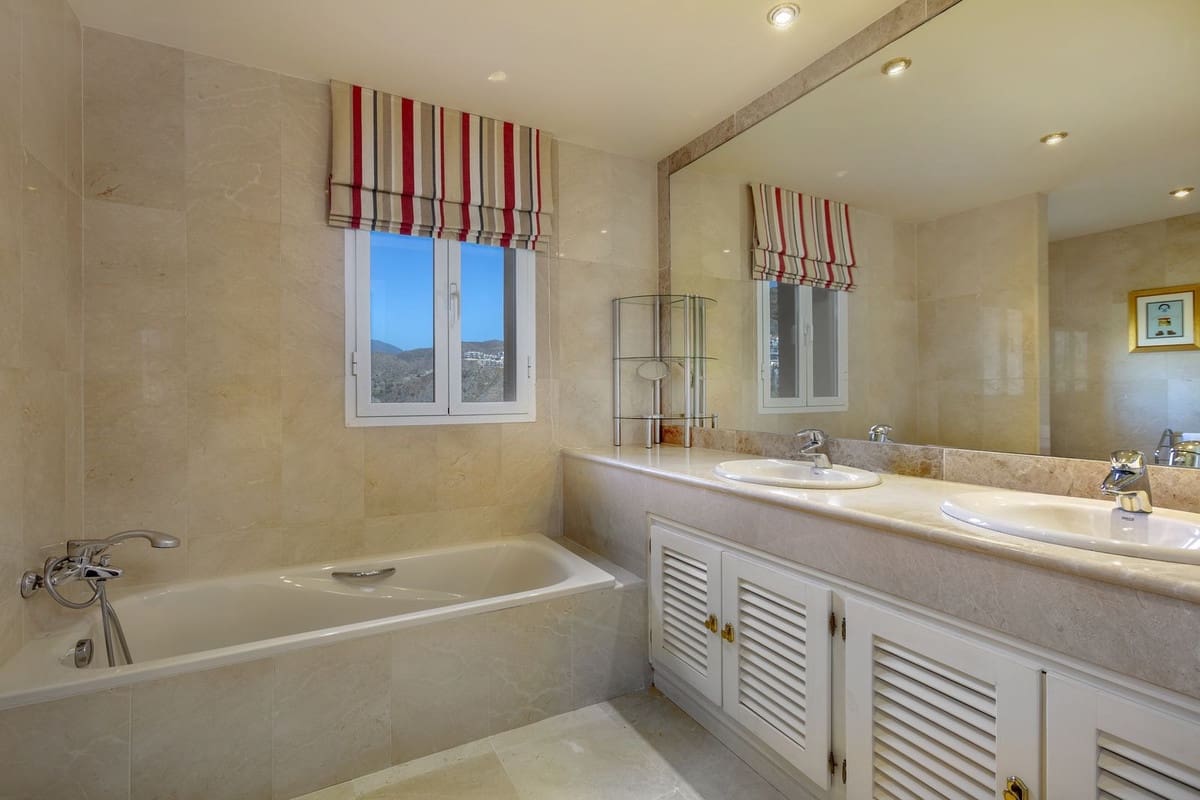 4 sovrum Villa till salu i La Quinta med pool garage - 2 650 000 € (Ref: 7921804)