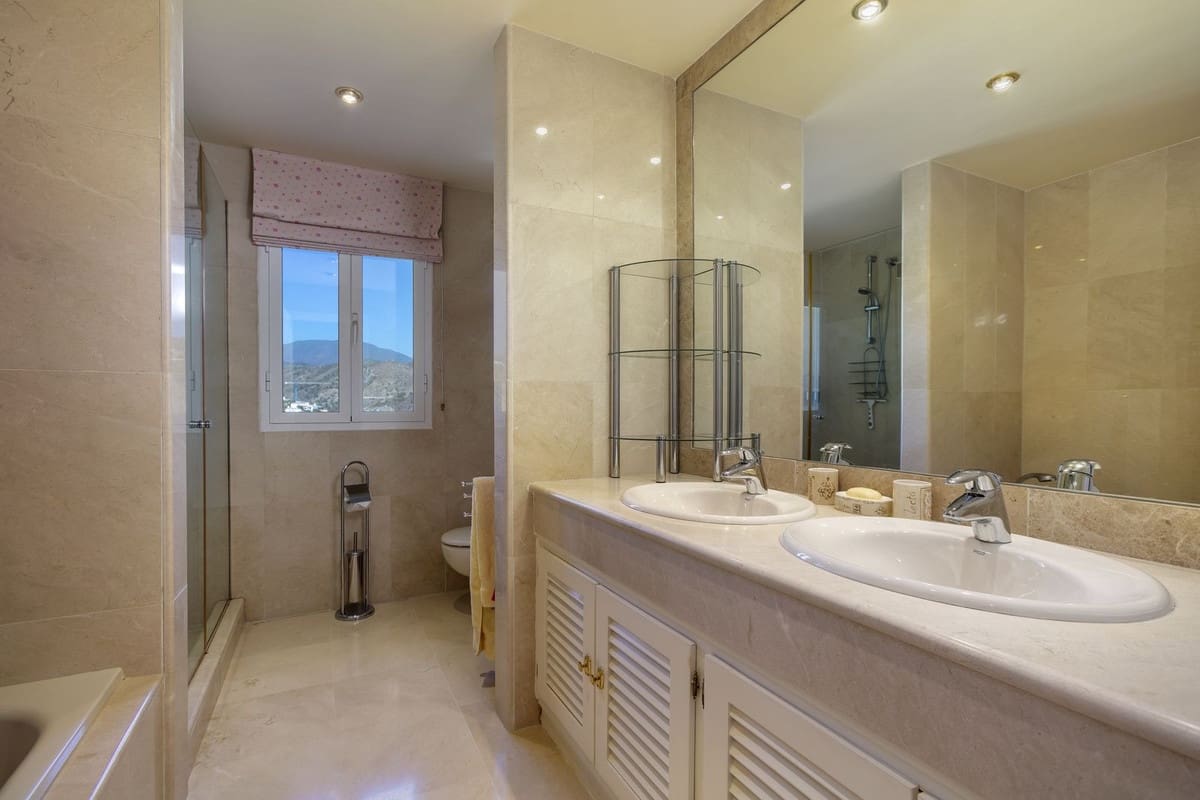 4 sovrum Villa till salu i La Quinta med pool garage - 2 650 000 € (Ref: 7921804)