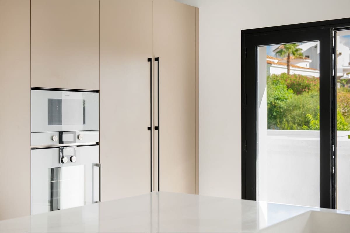 6 soverom Villa til salgs i El Paraiso med garasje - € 2 995 000 (Ref: 7921818)