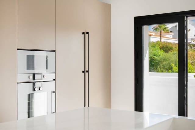 6 soveværelse Villa til salg i El Paraiso, Estepona med garage - € 2.995.000 (Ref: 7921818)