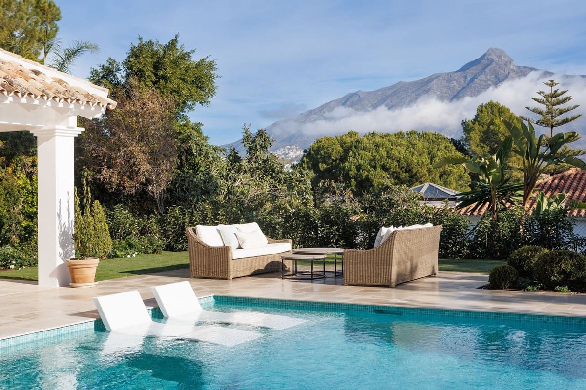 5 soverom Villa til salgs i Nueva Andalucia med svømmebasseng garasje - € 5 495 000 (Ref: 8077133)