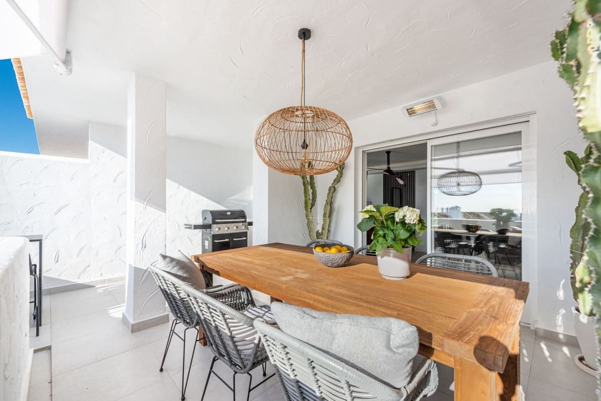 3 sypialnia Penthouse na sprzedaż w Nueva Andalucia z basenem garażem - 895 000 € (Ref: 8094253)