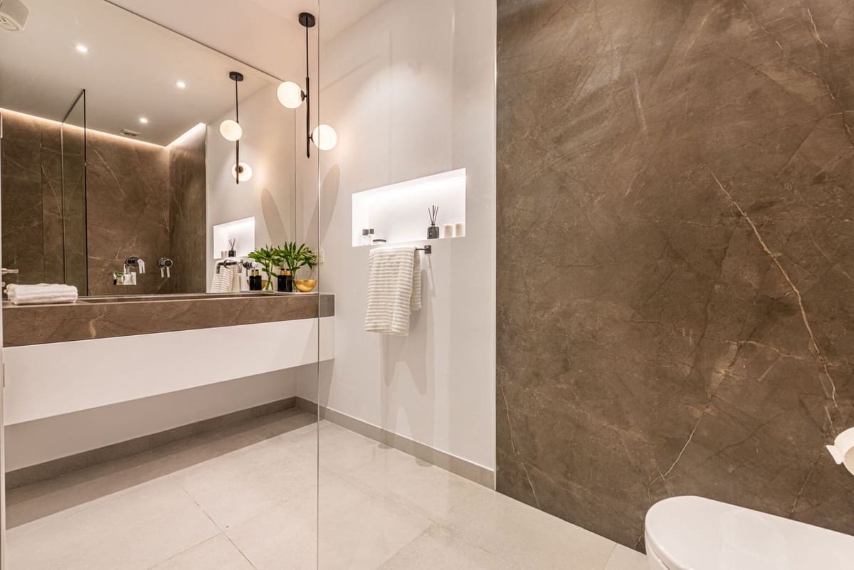 3 sypialnia Penthouse na sprzedaż w Nueva Andalucia z basenem garażem - 895 000 € (Ref: 8094253)
