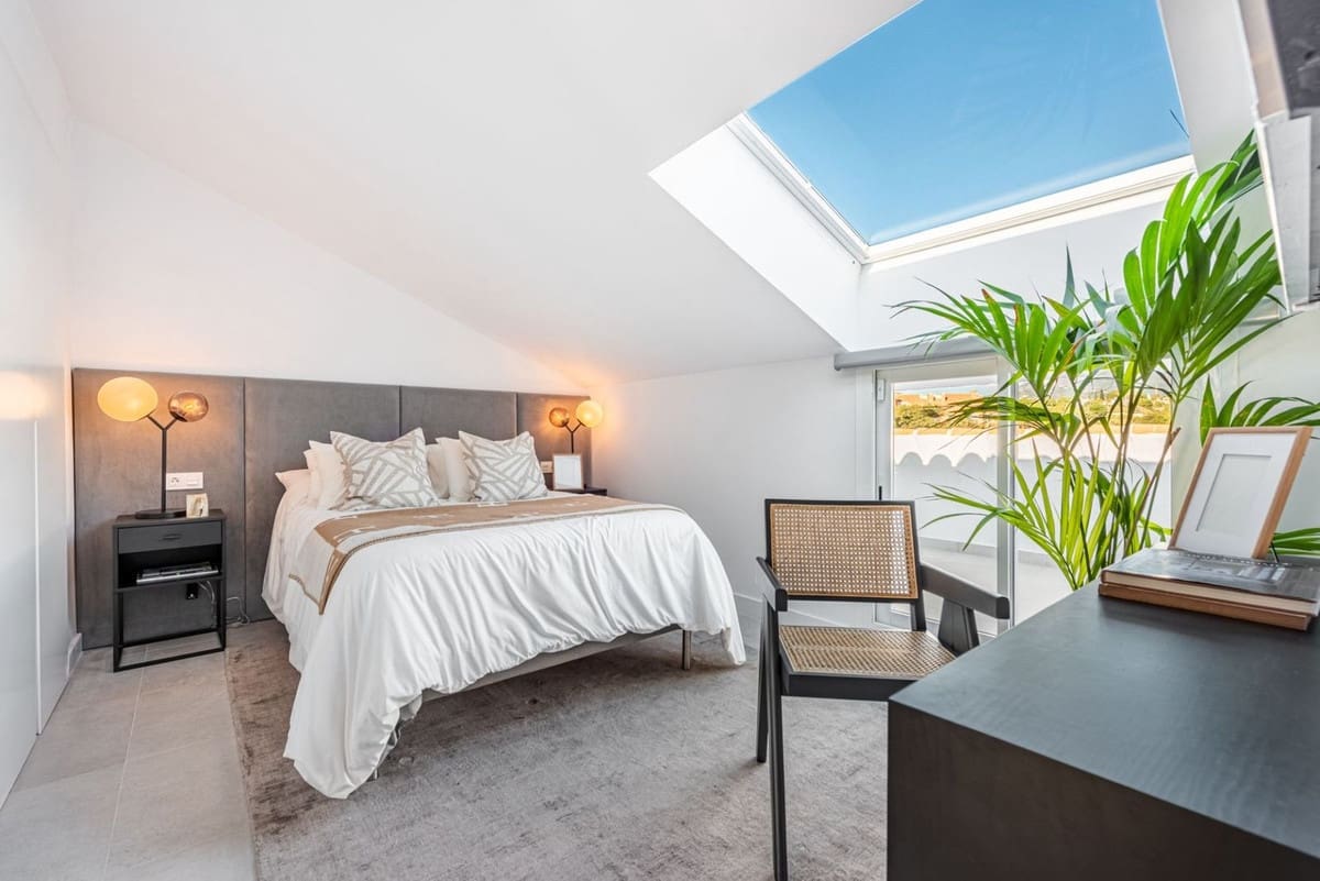 3 sypialnia Penthouse na sprzedaż w Nueva Andalucia z basenem garażem - 895 000 € (Ref: 8094253)
