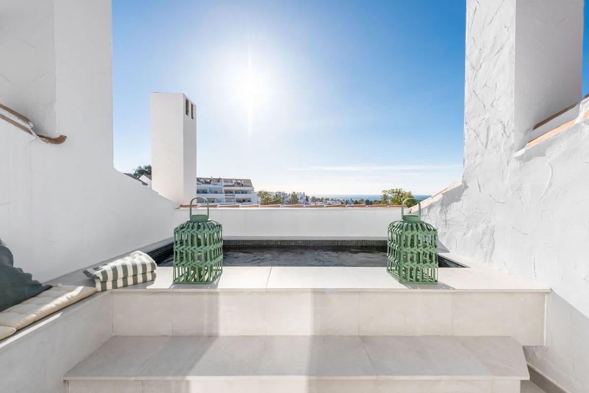 3 sypialnia Penthouse na sprzedaż w Nueva Andalucia z basenem garażem - 895 000 € (Ref: 8094253)