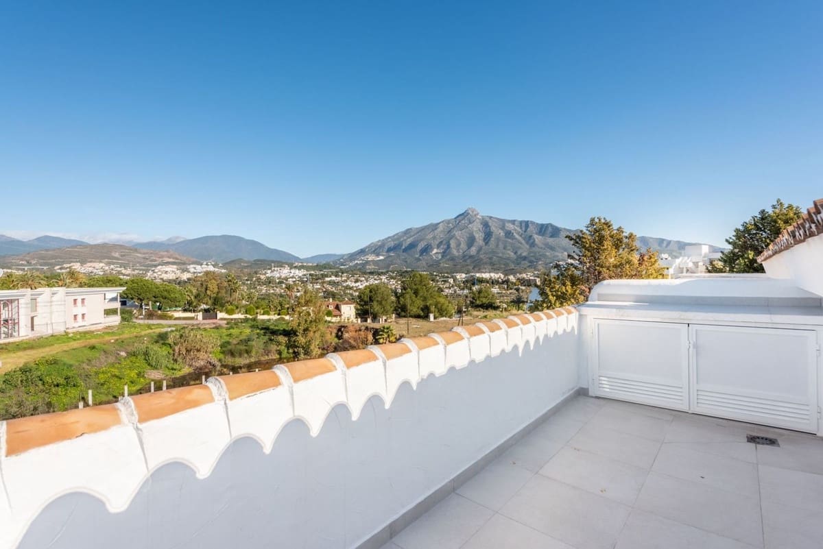 3 sypialnia Penthouse na sprzedaż w Nueva Andalucia z basenem garażem - 895 000 € (Ref: 8094253)