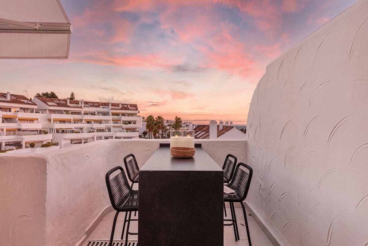 3 sypialnia Penthouse na sprzedaż w Nueva Andalucia z basenem garażem - 895 000 € (Ref: 8094253)