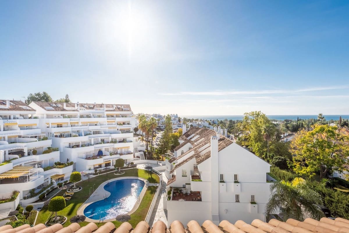 3 sypialnia Penthouse na sprzedaż w Nueva Andalucia z basenem garażem - 895 000 € (Ref: 8094253)