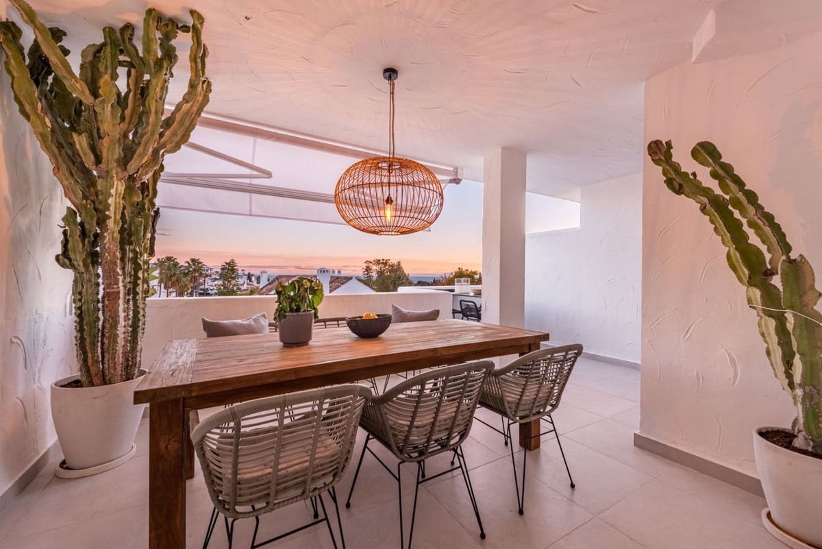 3 sypialnia Penthouse na sprzedaż w Nueva Andalucia z basenem garażem - 895 000 € (Ref: 8094253)