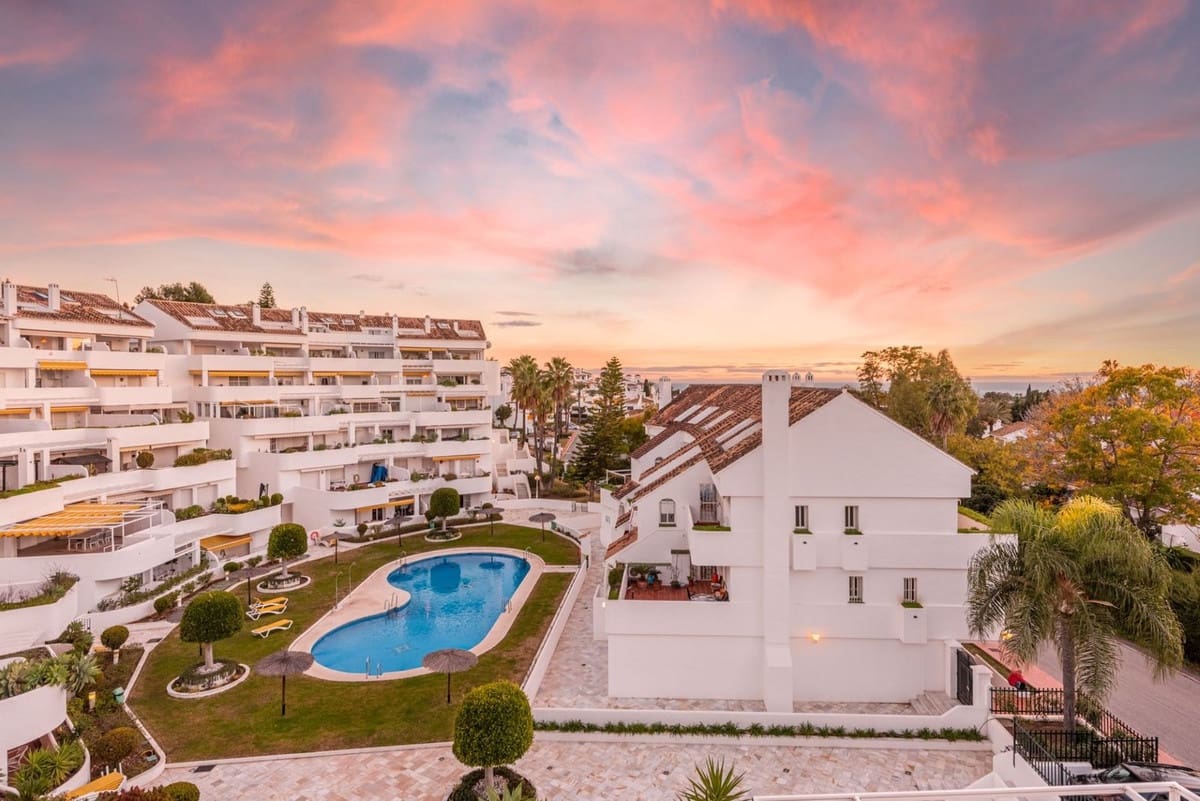 3 sypialnia Penthouse na sprzedaż w Nueva Andalucia z basenem garażem - 895 000 € (Ref: 8094253)