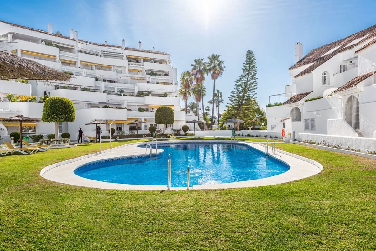 3 sypialnia Penthouse na sprzedaż w Nueva Andalucia z basenem garażem - 895 000 € (Ref: 8094253)