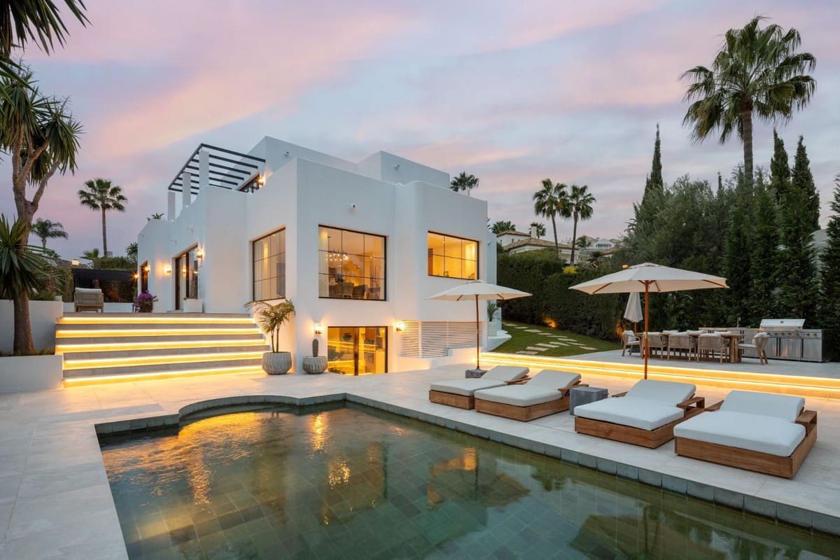 4 slaapkamer Villa te koop in Nueva Andalucia met zwembad - € 3.850.000 (Ref: 8157736)