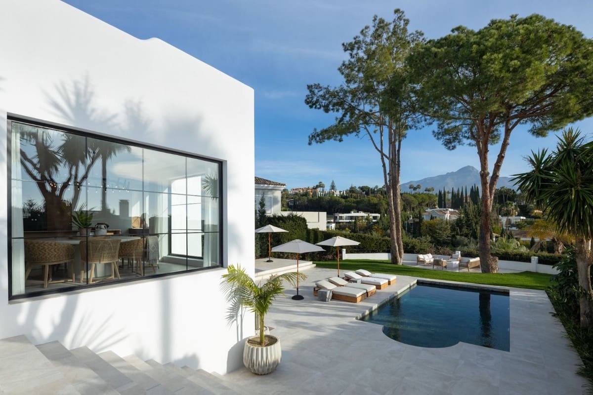 4 slaapkamer Villa te koop in Nueva Andalucia met zwembad - € 3.850.000 (Ref: 8157736)