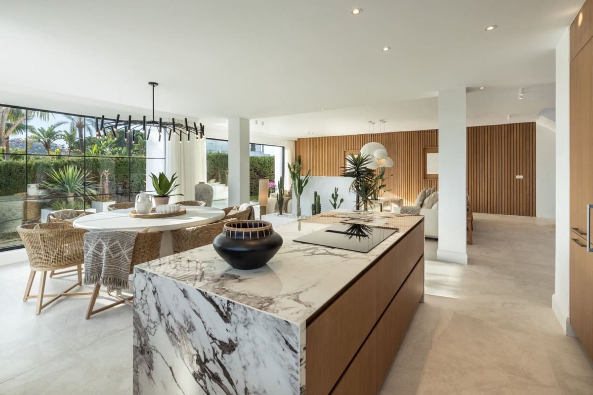 4 slaapkamer Villa te koop in Nueva Andalucia met zwembad - € 3.850.000 (Ref: 8157736)