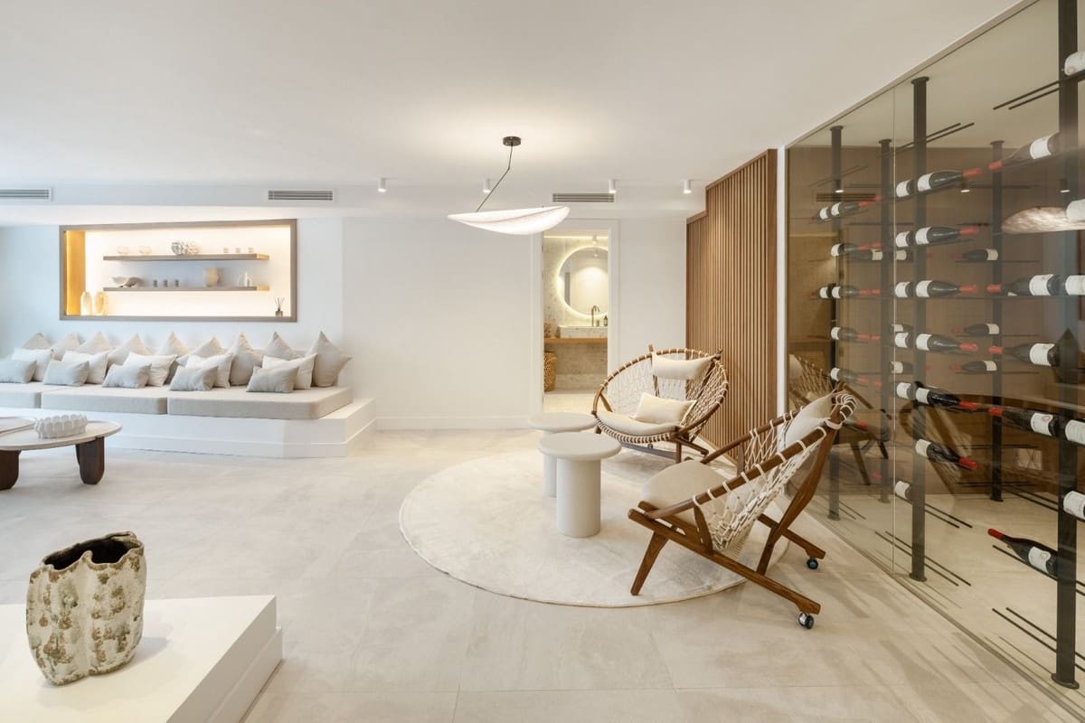 4 slaapkamer Villa te koop in Nueva Andalucia met zwembad - € 3.850.000 (Ref: 8157736)