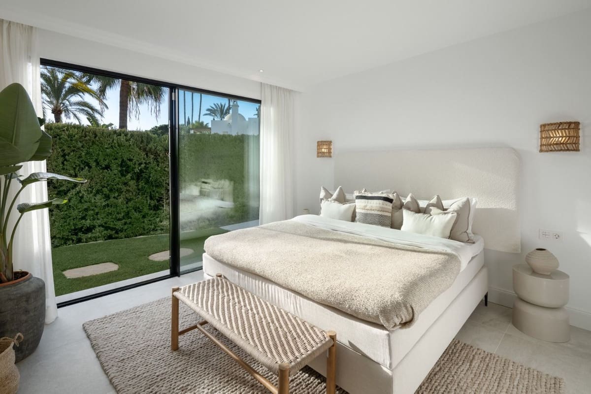 4 slaapkamer Villa te koop in Nueva Andalucia met zwembad - € 3.850.000 (Ref: 8157736)