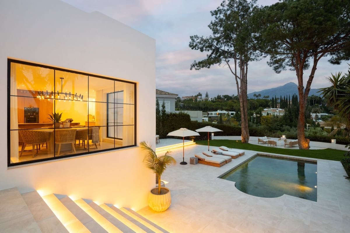 Chalet de 4 habitaciones en Nueva Andalucia en venta con piscina - 3.850.000 € (Ref: 8157736)