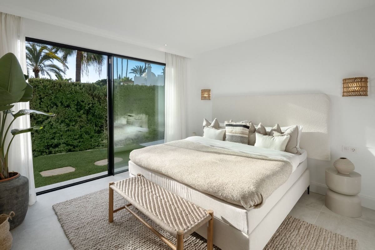Chalet de 4 habitaciones en Nueva Andalucia en venta con piscina - 3.850.000 € (Ref: 8157736)