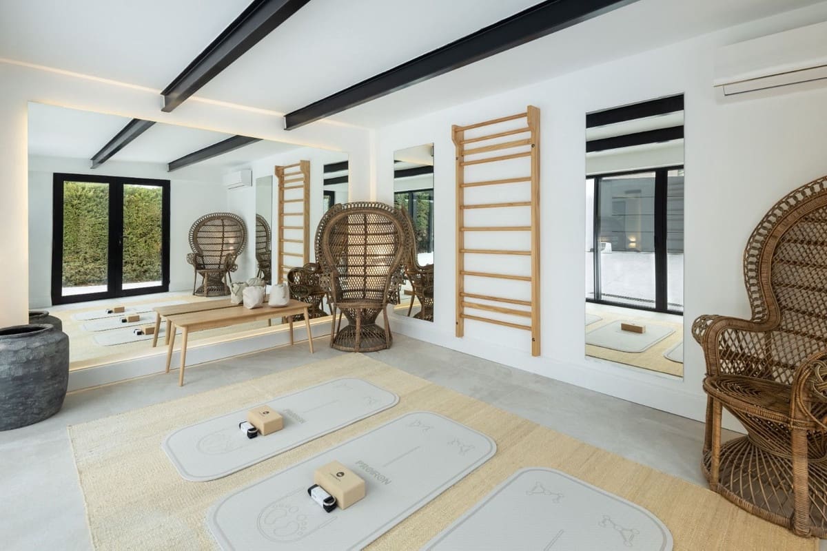 Chalet de 4 habitaciones en Nueva Andalucia en venta con piscina - 3.850.000 € (Ref: 8157736)