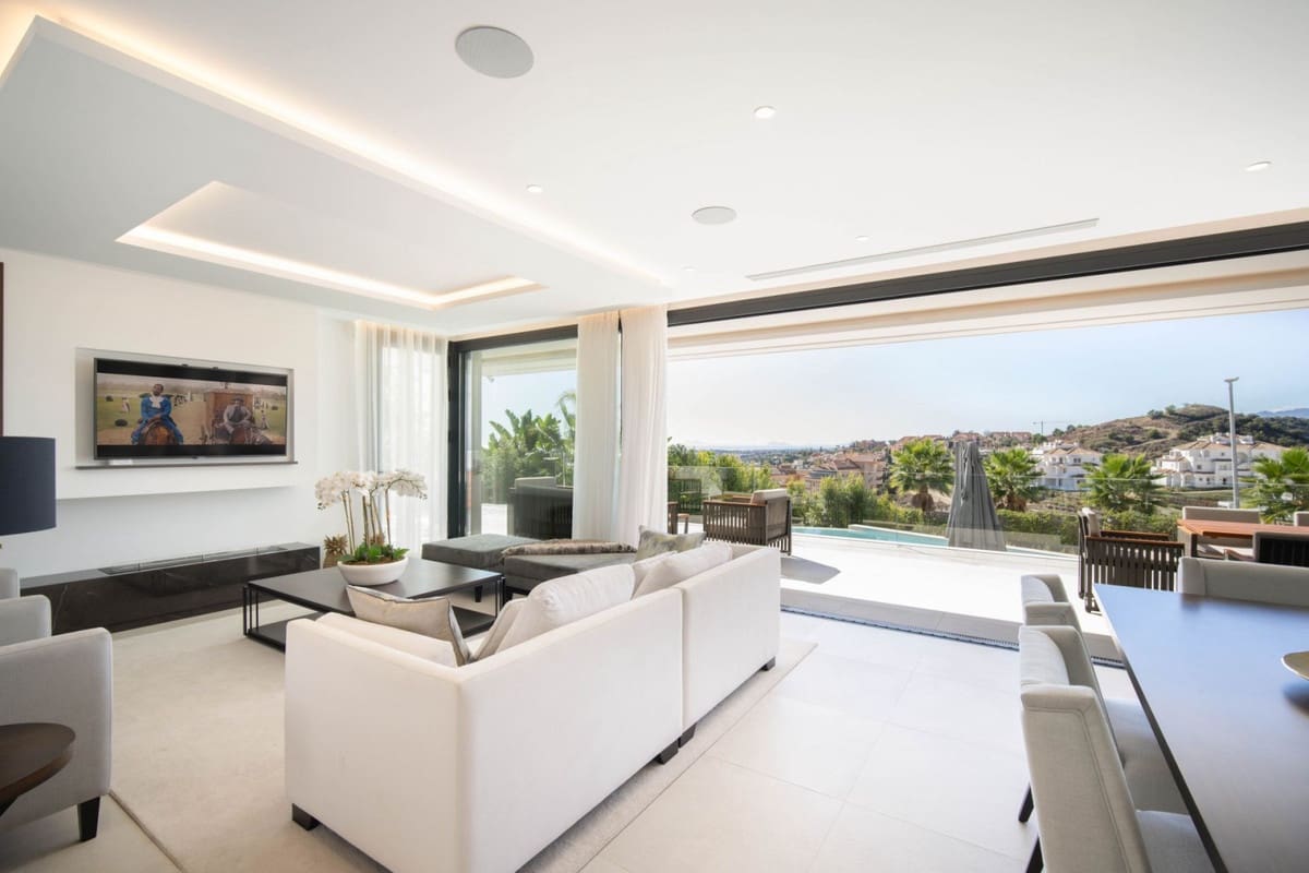 4 sypialnia Willa na sprzedaż w Nueva Andalucia z basenem garażem - 3 250 000 € (Ref: 8222348)