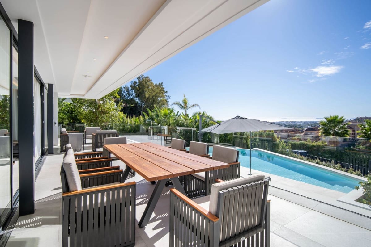 4 sypialnia Willa na sprzedaż w Nueva Andalucia z basenem garażem - 3 250 000 € (Ref: 8222348)