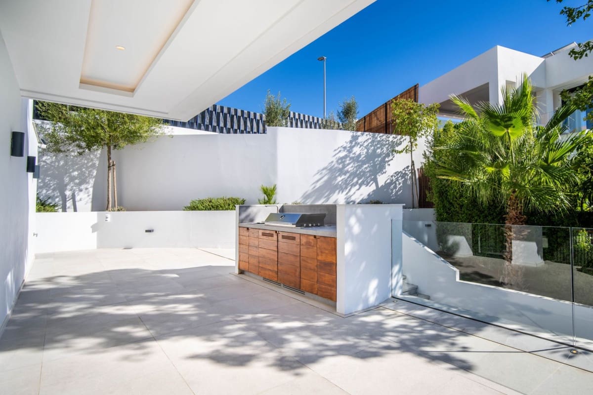 4 sypialnia Willa na sprzedaż w Nueva Andalucia z basenem garażem - 3 250 000 € (Ref: 8222348)